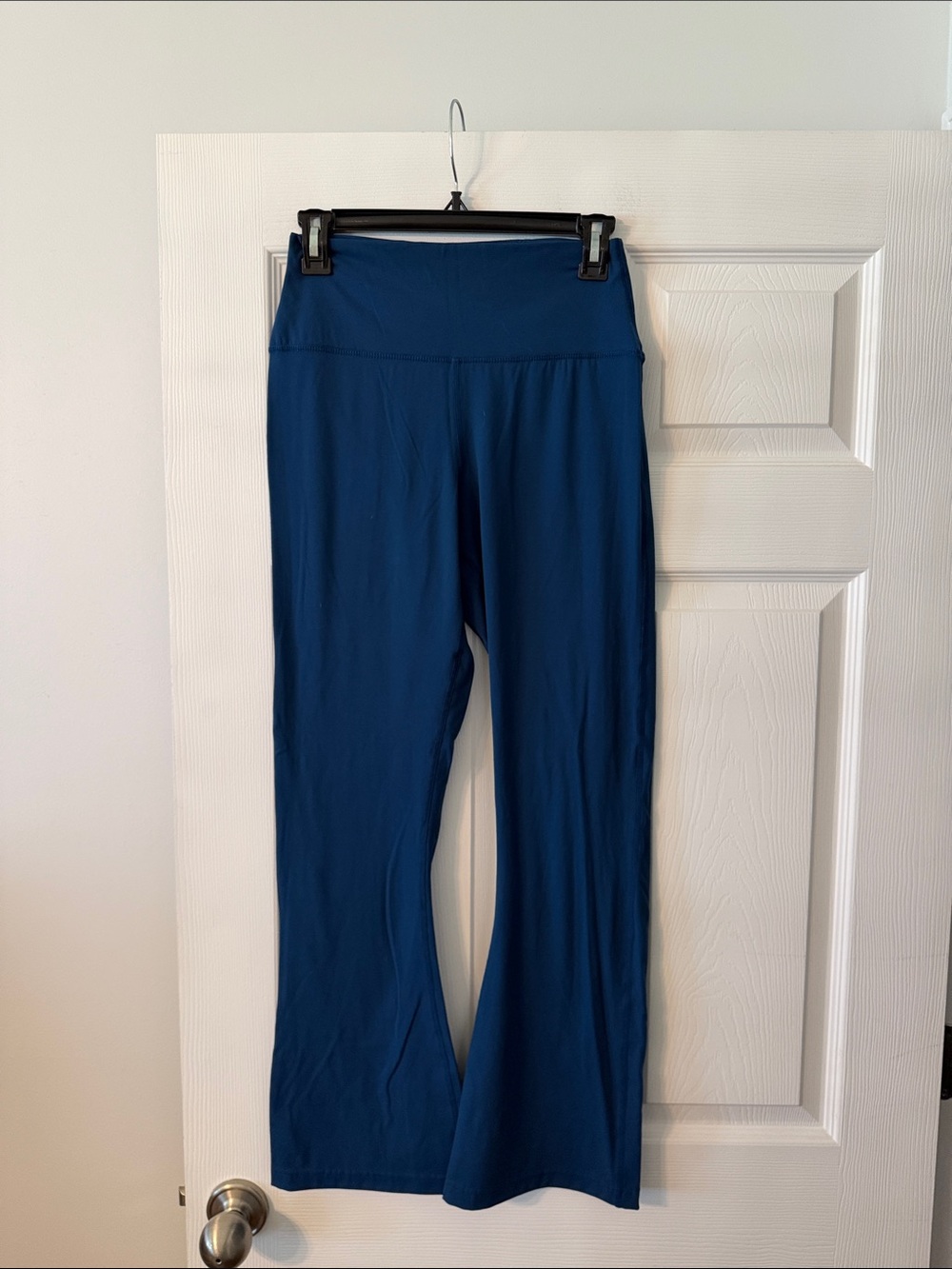 Tuckernuck Boot‑Cut Active Pants in Deep Blue size M  inseam 28” waist 26” elast